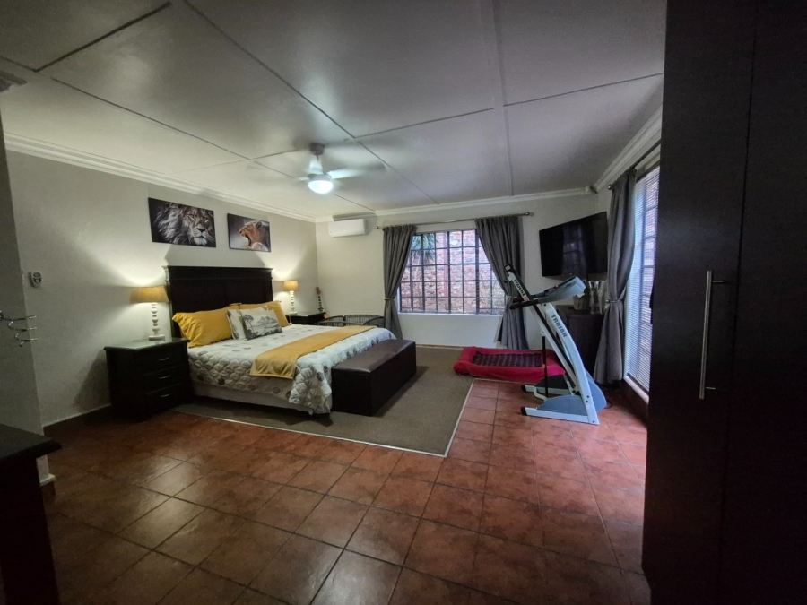 5 Bedroom Property for Sale in Langenhovenpark Free State